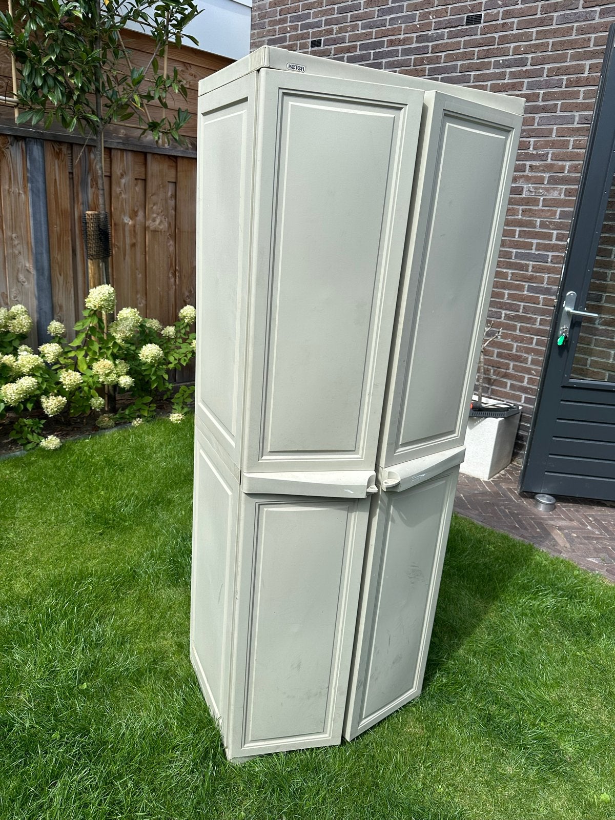 Grijze kunststof opbergkast met planken, Ophalen, Gebruikt