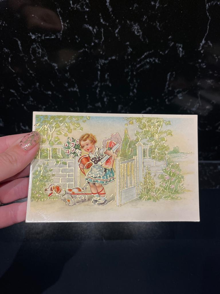 Vintage Ansichtkaart: Meisje met Hond en Bloemen (Armag), Verzamelen, Ansichtkaarten | Themakaarten, Ongelopen, Voor 1920, Kinderen