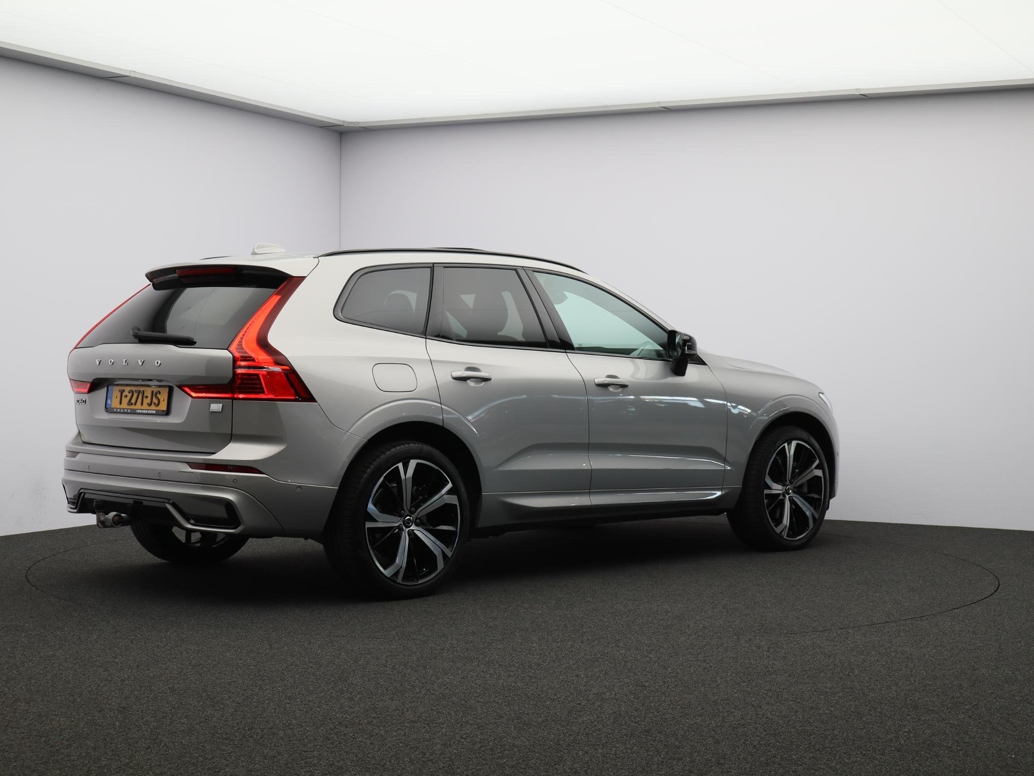 Volvo XC60 T6 350PK Plug-in hybrid AWD Ultimate Dark / Trekh, Auto's, Stof, Gebruikt, 4 cilinders, 138 €/maand