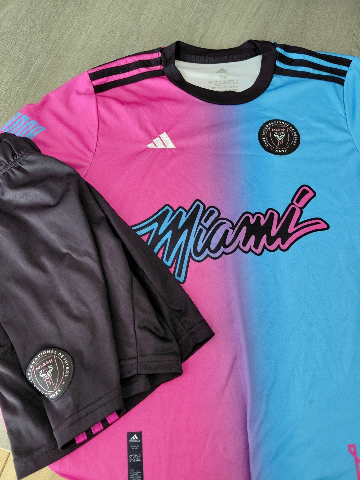 Inter Miami voetbaltenue Messi maat 176 - Zo goed als nieuw, Kinderen en Baby's, Kinderkleding | Maat 164, Adidas, Jongen of Meisje