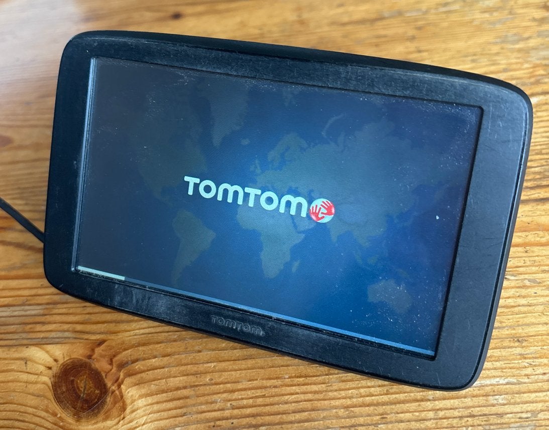 TomTom navigatiesysteem met houder en oplaadkabel, Ophalen of Verzenden, Gebruikt