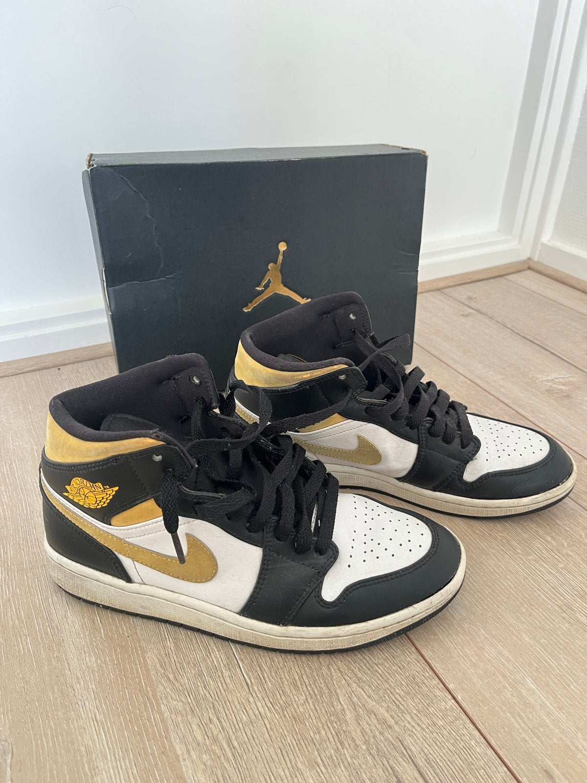 Gedragen sneakers maat 40 - nieuwe zooltjes nodig, Ophalen of Verzenden, Gedragen, Zwart, Sneakers of Gympen