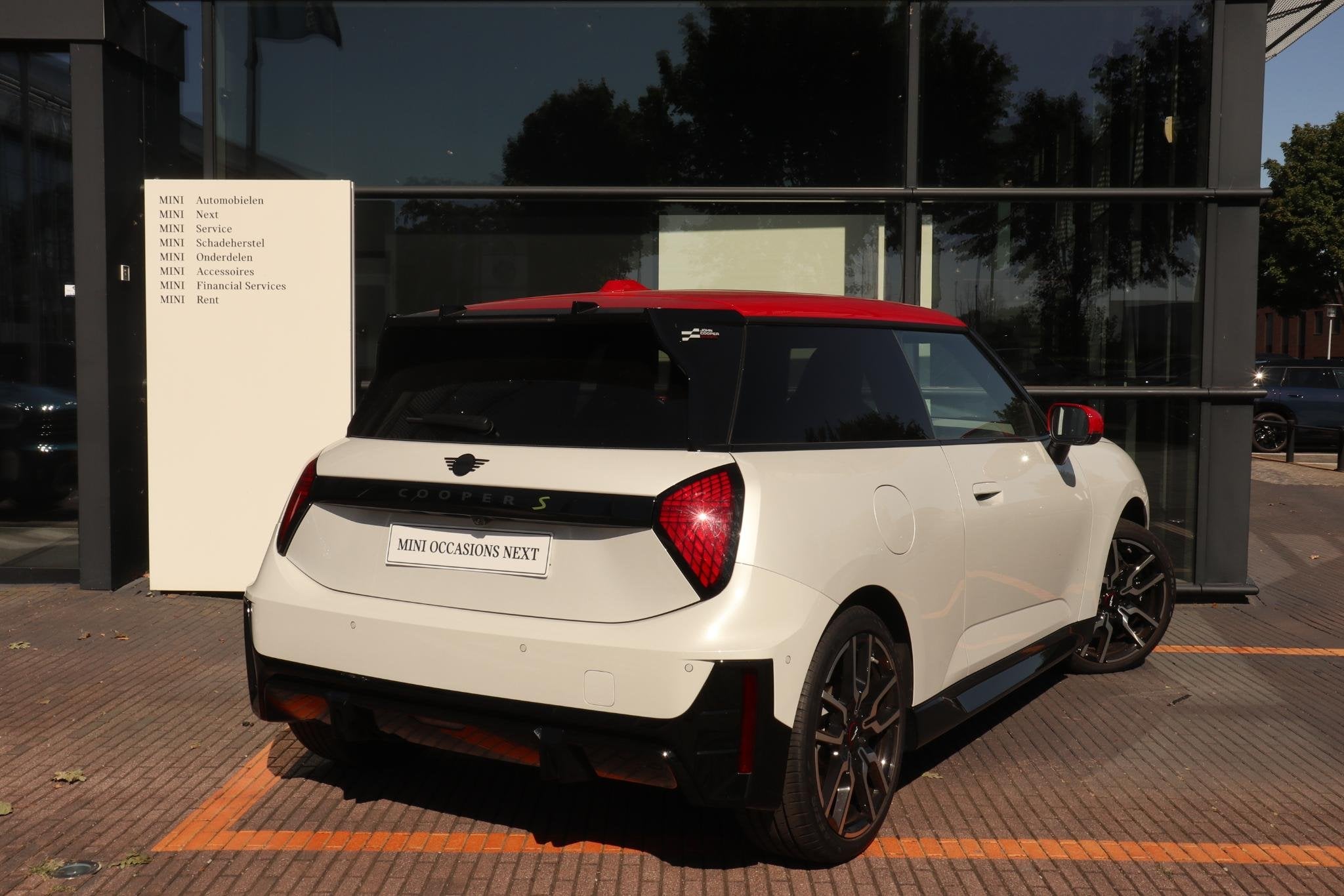 MINI 3-Deurs Cooper SE | John Cooper Works uitvoering | Pakk, Gebruikt, Zwart, Met garantie (alle), 4 stoelen