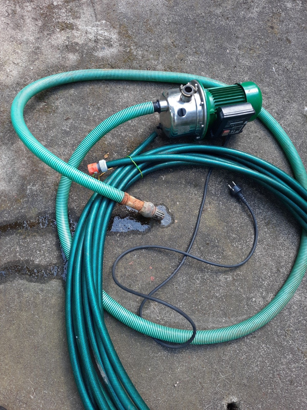 tekoop pomp met aanzuig slang en 25 meter slang, Tuin en Terras, Tuinslangen, Ophalen, Gebruikt, Tuinslang
