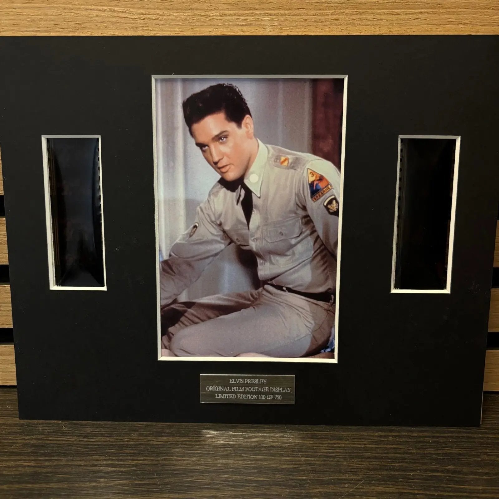 Ingelijste Elvis Presley G.I. Blues filmfoto display, Ophalen of Verzenden, Zo goed als nieuw, Film, Foto of Kaart