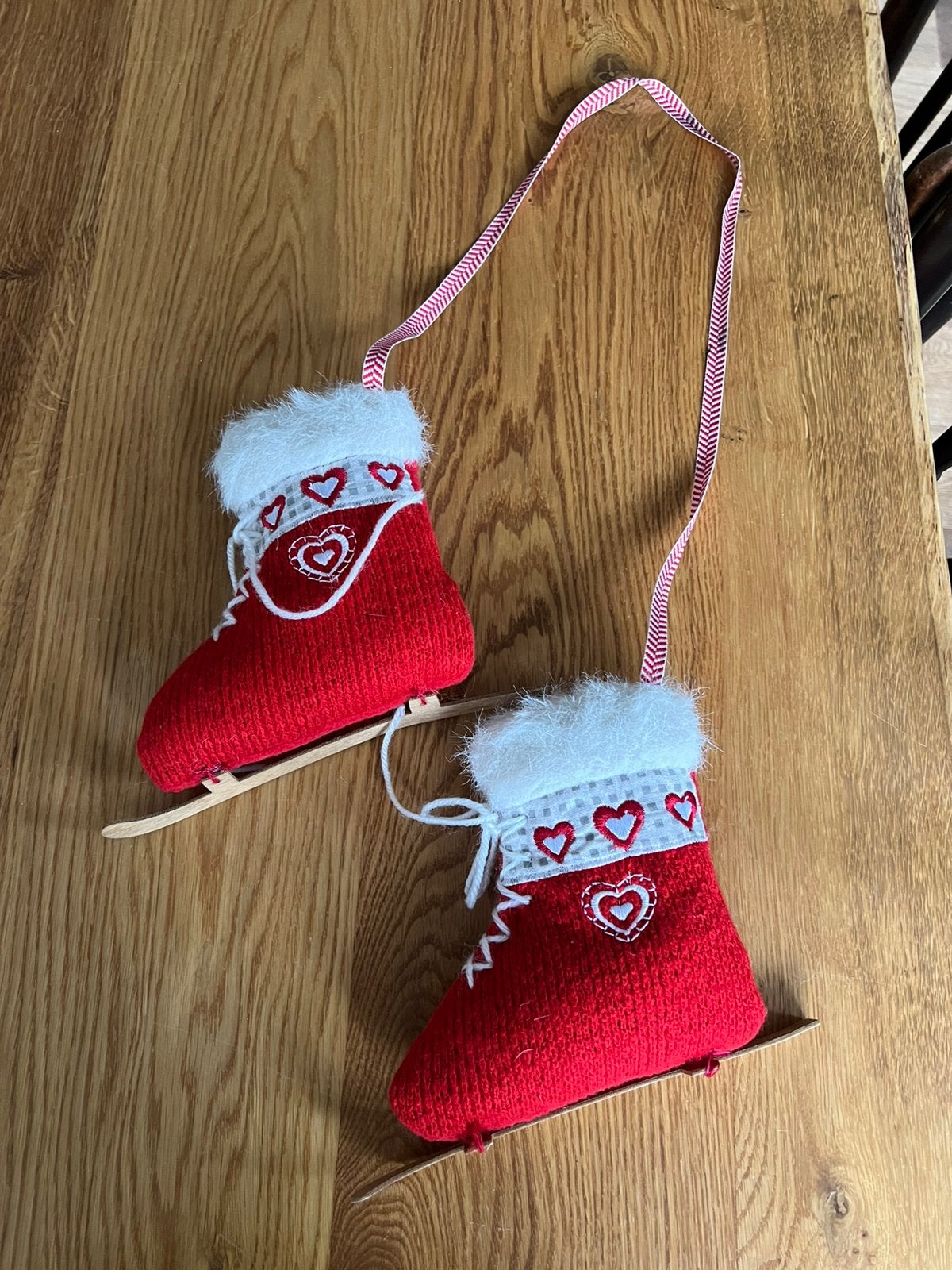 Ophangbare rode decoratie schaatsen textiel / hout, Diversen, Sinterklaas, Ophalen of Verzenden, Zo goed als nieuw