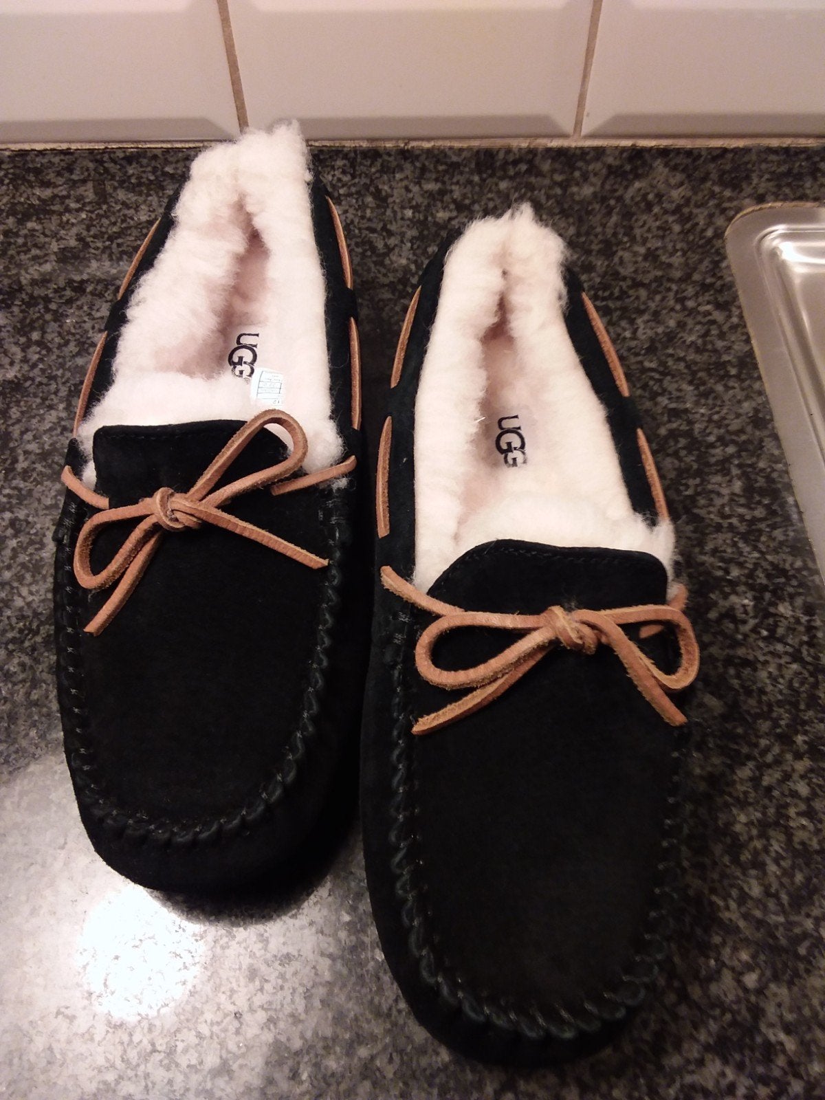 ugg Dakota. Maat 36. NIEUW, Ophalen of Verzenden, Nieuw, Zwart, Pantoffels of Sloffen