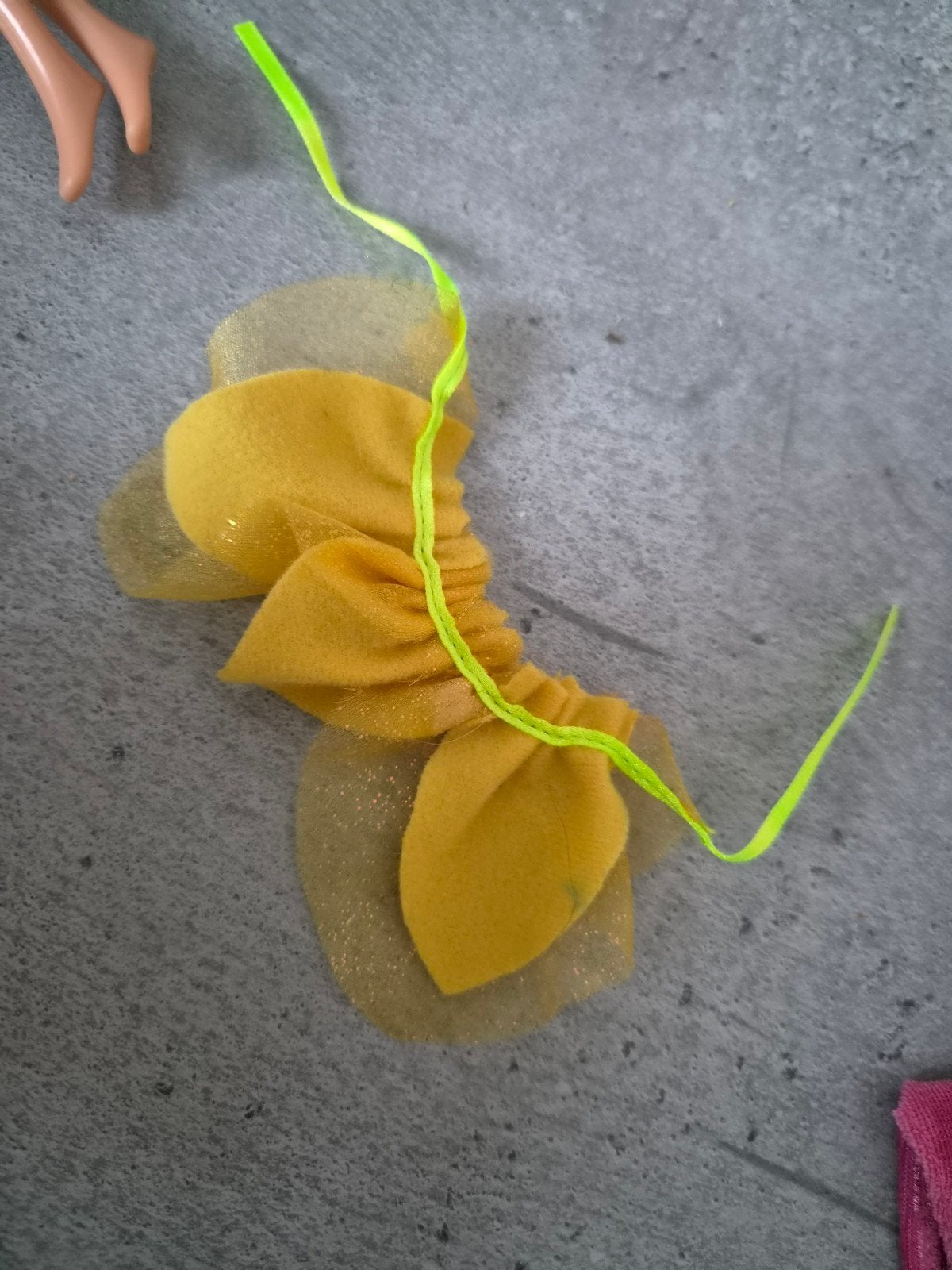 Barbie/Winx rokje - Geel met neon groen detail, Verzamelen, Ophalen of Verzenden, Gebruikt