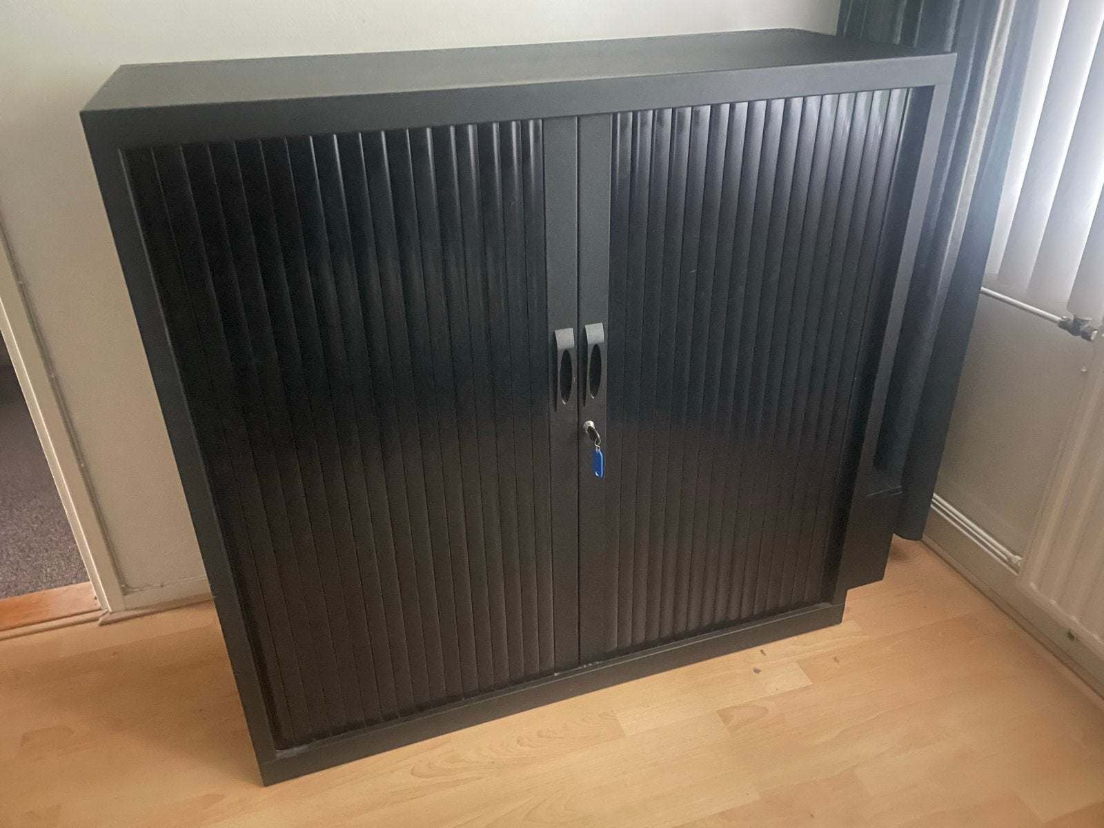 Zwart metalen roldeurkast met slot, Gebruikt, 100 tot 150 cm, Meerdere deuren, Ophalen of Verzenden