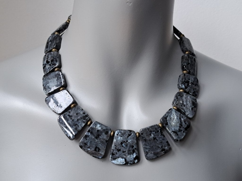 267 Ketting van Larvikiet (zwarte Labradoriet) 51cm, Sieraden, Tassen en Uiterlijk, Kettingen, Nieuw, Ophalen of Verzenden, Steen of Mineraal