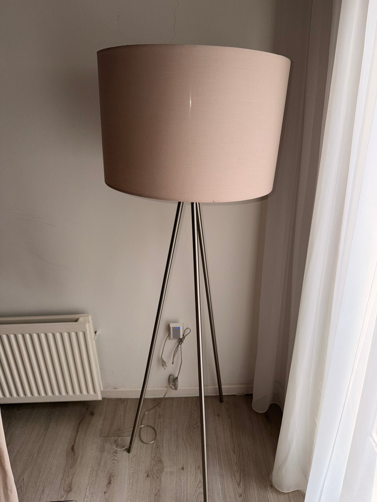 Vloerlamp beige met zilver, Huis en Inrichting, Lampen | Vloerlampen, Ophalen, Zo goed als nieuw, 100 tot 150 cm