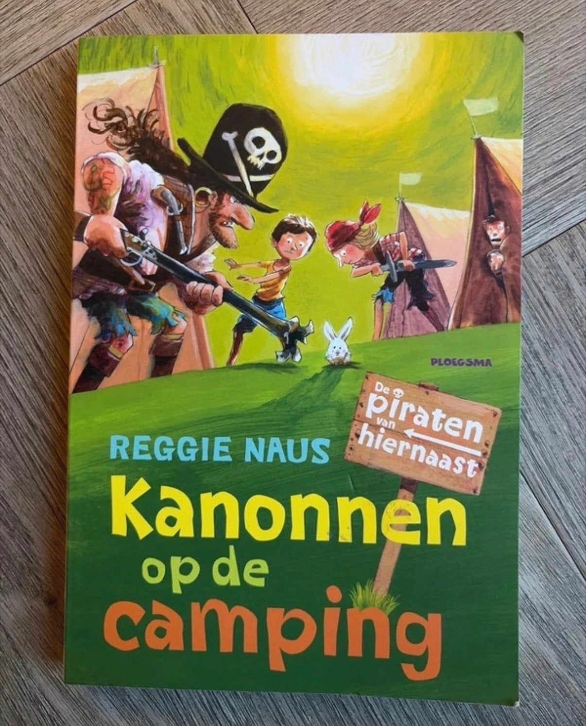 Kanonnen op de camping - Reggie Naus, Ophalen of Verzenden, Zo goed als nieuw, Fictie algemeen