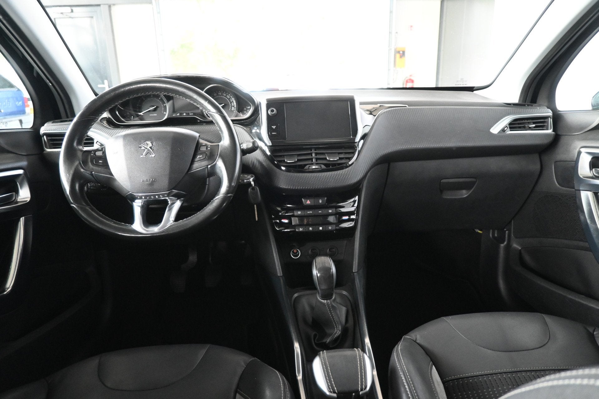 Peugeot 2008 1.6 e-HDi Blue Lease Executive Nap! Clima Navig, Auto's, Voorwielaandrijving, Euro 5, Parkeersensor, Gebruikt