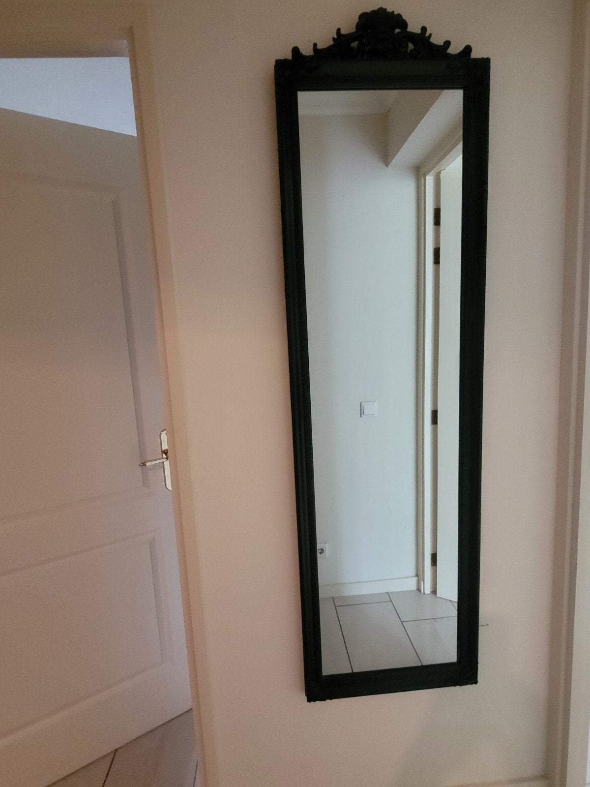 Elegante zwarte spiegel met sierlijke lijst, Antiek en Kunst, Ophalen, Rechthoekig, 50 tot 100 cm, 150 tot 200 cm