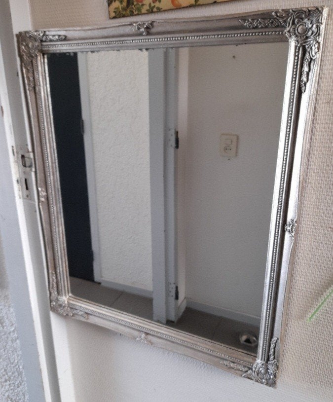 Mooie zilver kleurige barok spiege, Antiek en Kunst, Ophalen of Verzenden, Ovaal, Minder dan 50 cm