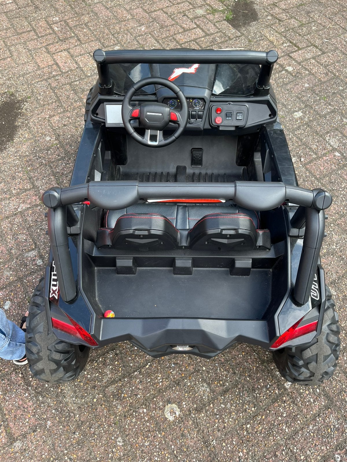 BUGGY 4X4 24 VOLT 2 PERSONS MET AFSTANDSBEDIENING, Ophalen, Zo goed als nieuw