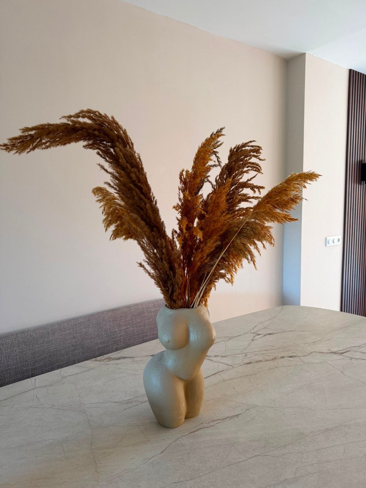 Unieke Vrouwenlichaam Vaas met Pampasgras, Kunststof, Inclusief droogbloemen, Beige, Ophalen of Verzenden