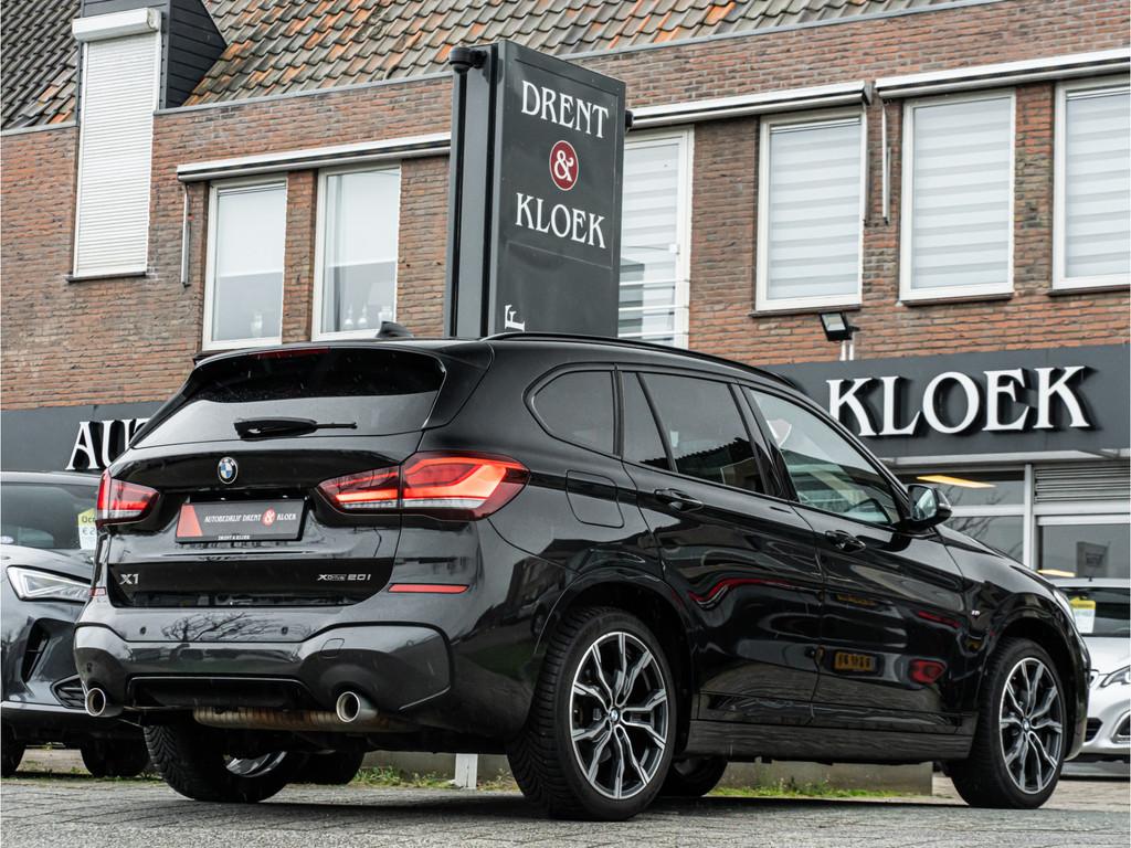 BMW X1 xDrive20i High Exe M-Sport PANO 19 INCH HARMAN KARDON, 1998 cc, Gebruikt, Euro 6, 2000 kg