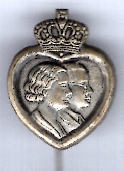Juliana en Bernhard zilverkleurig speldje ( K_043, Verzenden, Zo goed als nieuw, Figuurtje, Speldje of Pin