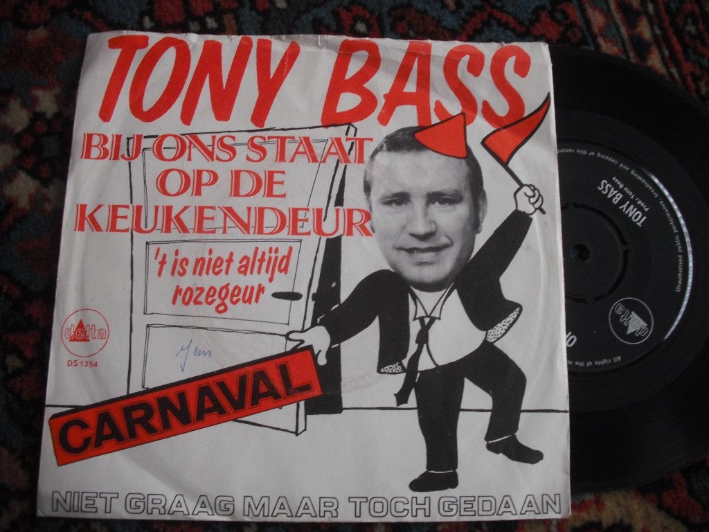 Tony Bass - Bij ons staat op de keukendeur., Ophalen of Verzenden, Zo goed als nieuw, Nederlandstalig