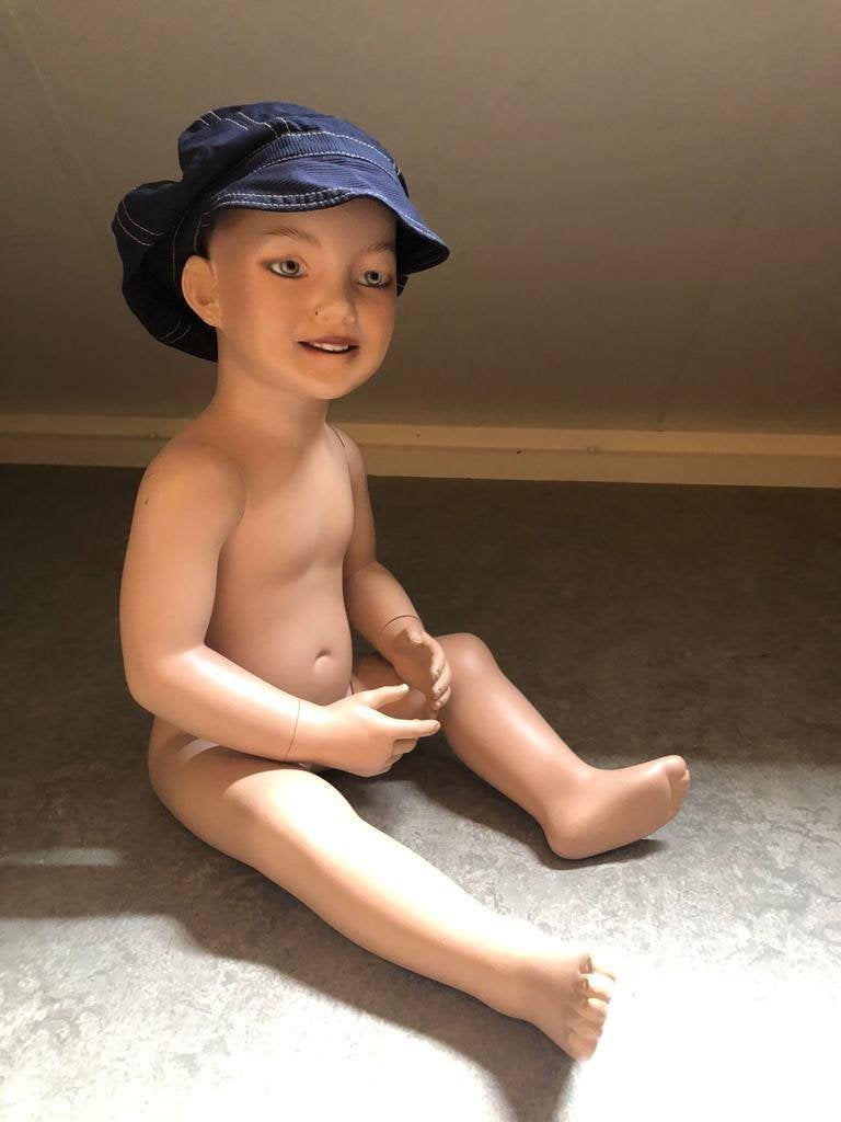 Antieke baby etalagepop zittend, Ophalen