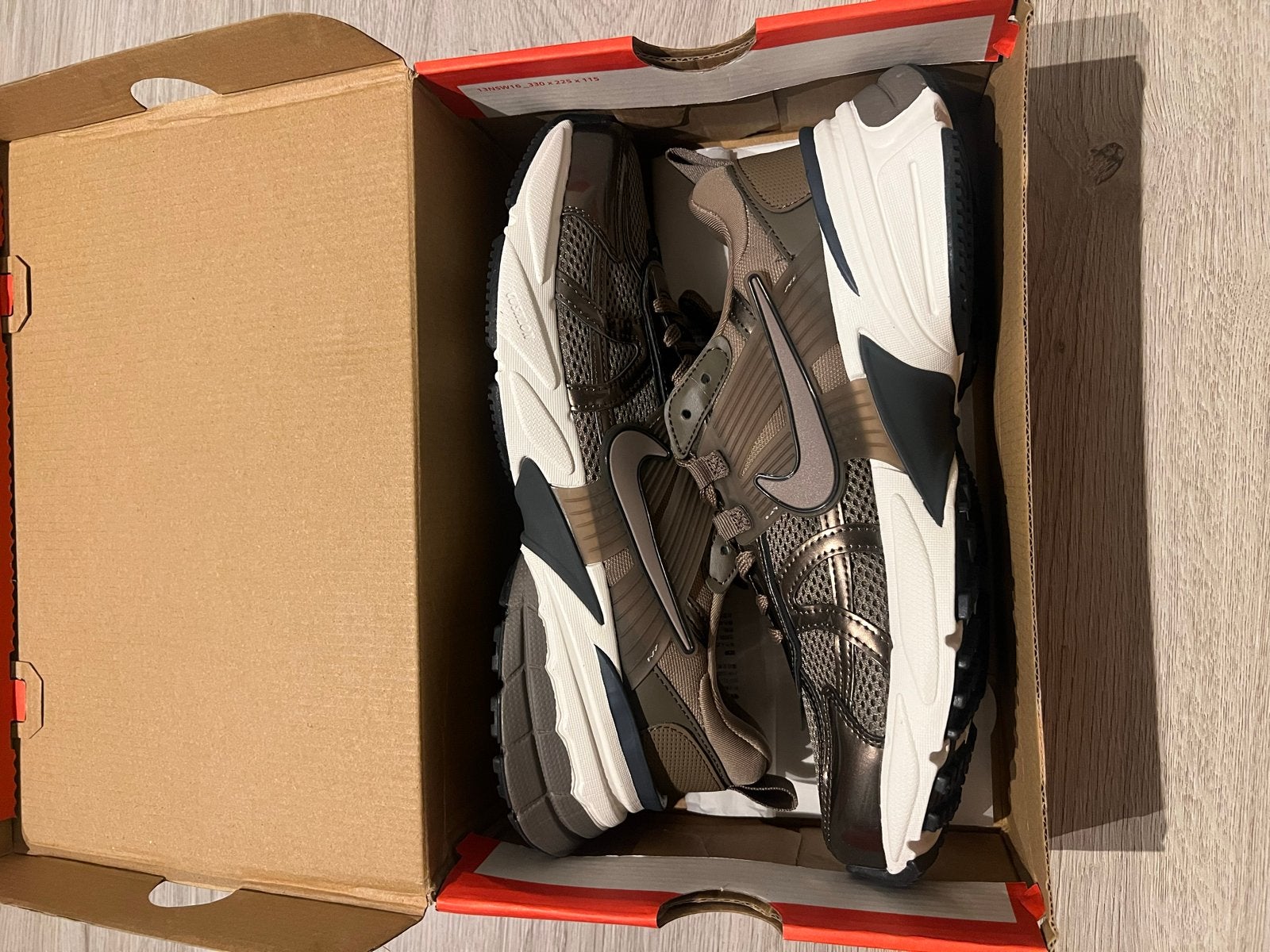 Nike V2K Run sneakers - Zo goed als nieuw, Bruin, Nieuw, Ophalen of Verzenden, Sneakers of Gympen