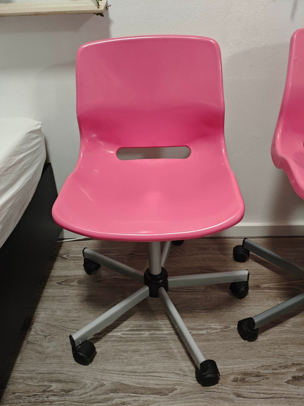 2 x Ikea bureaustoel meisjes roze verstelbaar 2e gratis, Kinderen en Baby's, Kinderkamer | Tafels en Stoelen, Ophalen, Stoel(en)