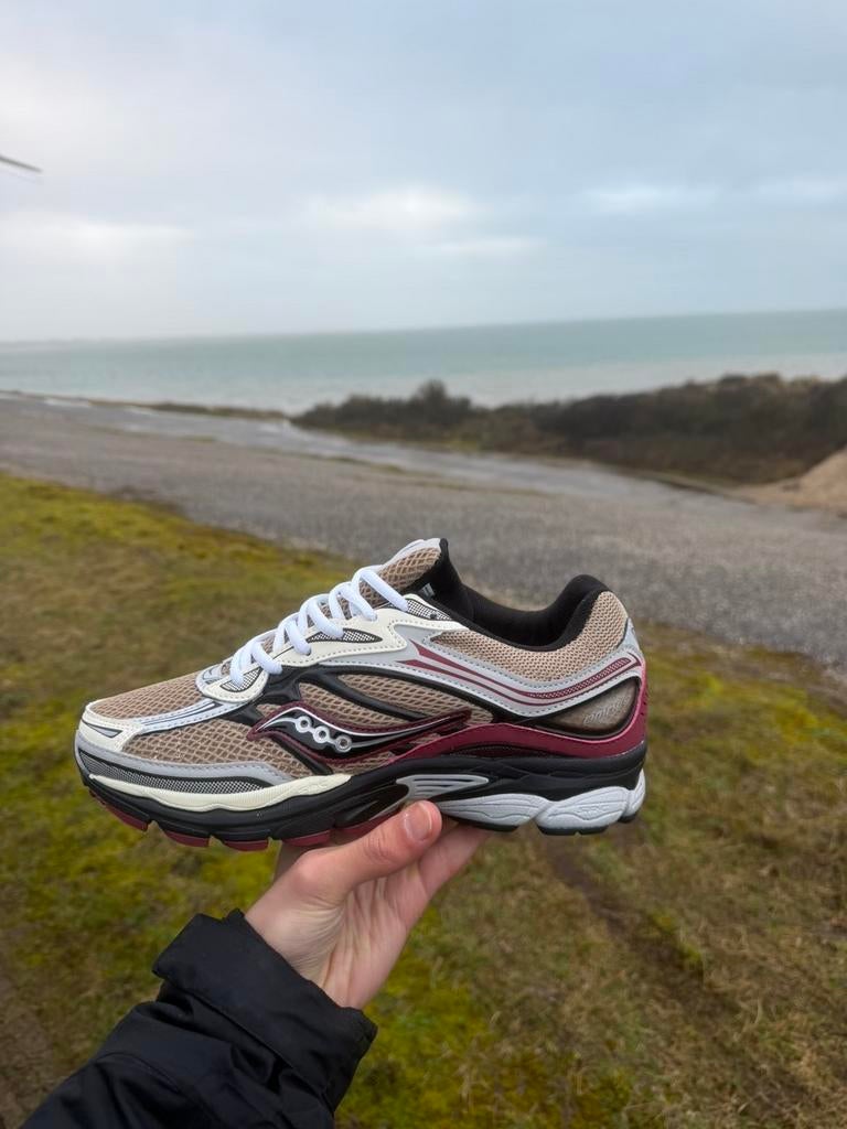Saucony ProGrid Omni 9 Tan Maroon (MAAT 42-43), Sport en Fitness, Loopsport en Atletiek, Hardloopschoenen, Zo goed als nieuw, Hardlopen