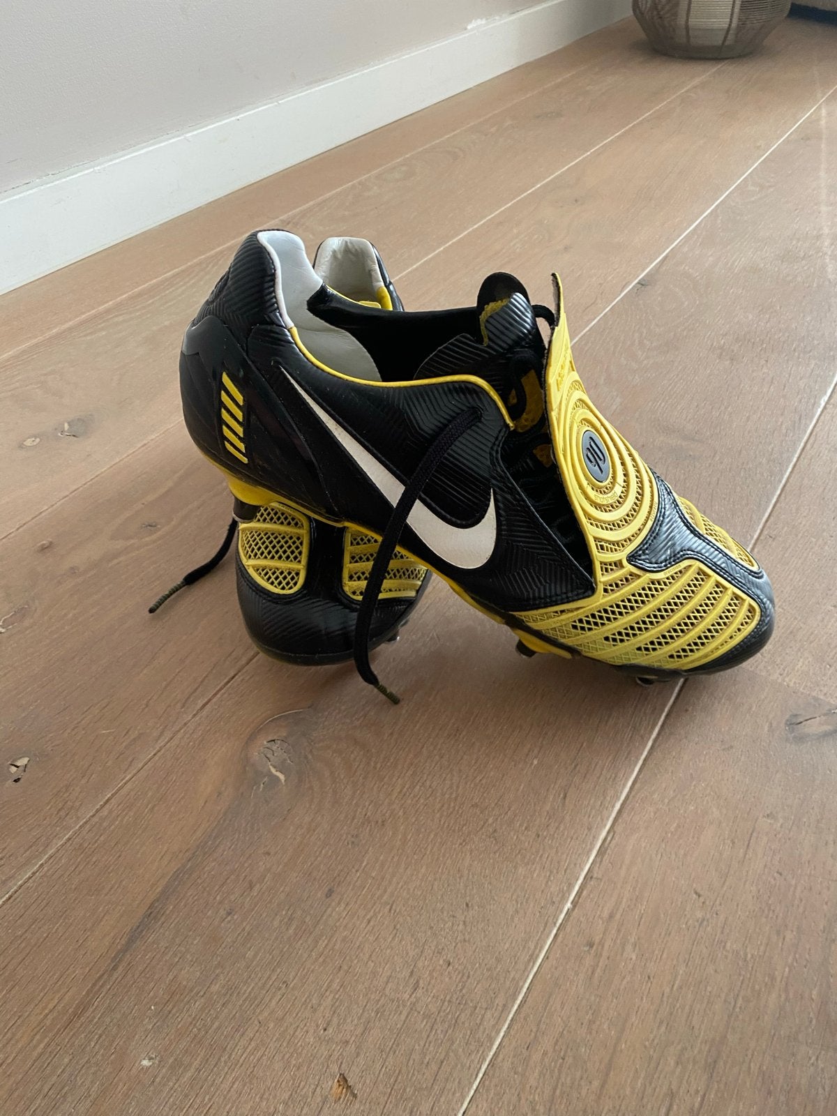 Nieuwstaat: Nike Total 90 Laser II SG  - Zwart/Geel, Sport en Fitness, Voetbal, Maat XS of kleiner, Ophalen of Verzenden, Zo goed als nieuw