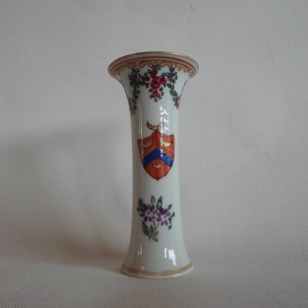 Chinees Famille Rose Armorial Vaasje, Ophalen of Verzenden