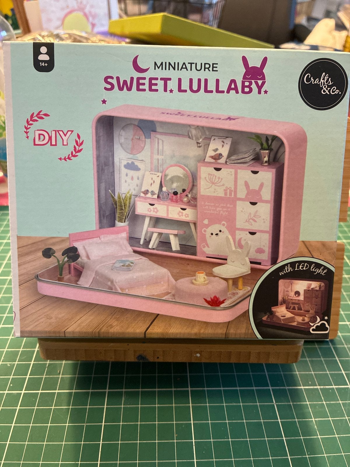 DIY Miniatuur Slaapkamer Sweet Lullaby met LED-licht, Hobby en Vrije tijd, Roze, Overige thema's, Nieuw, Elektrisch