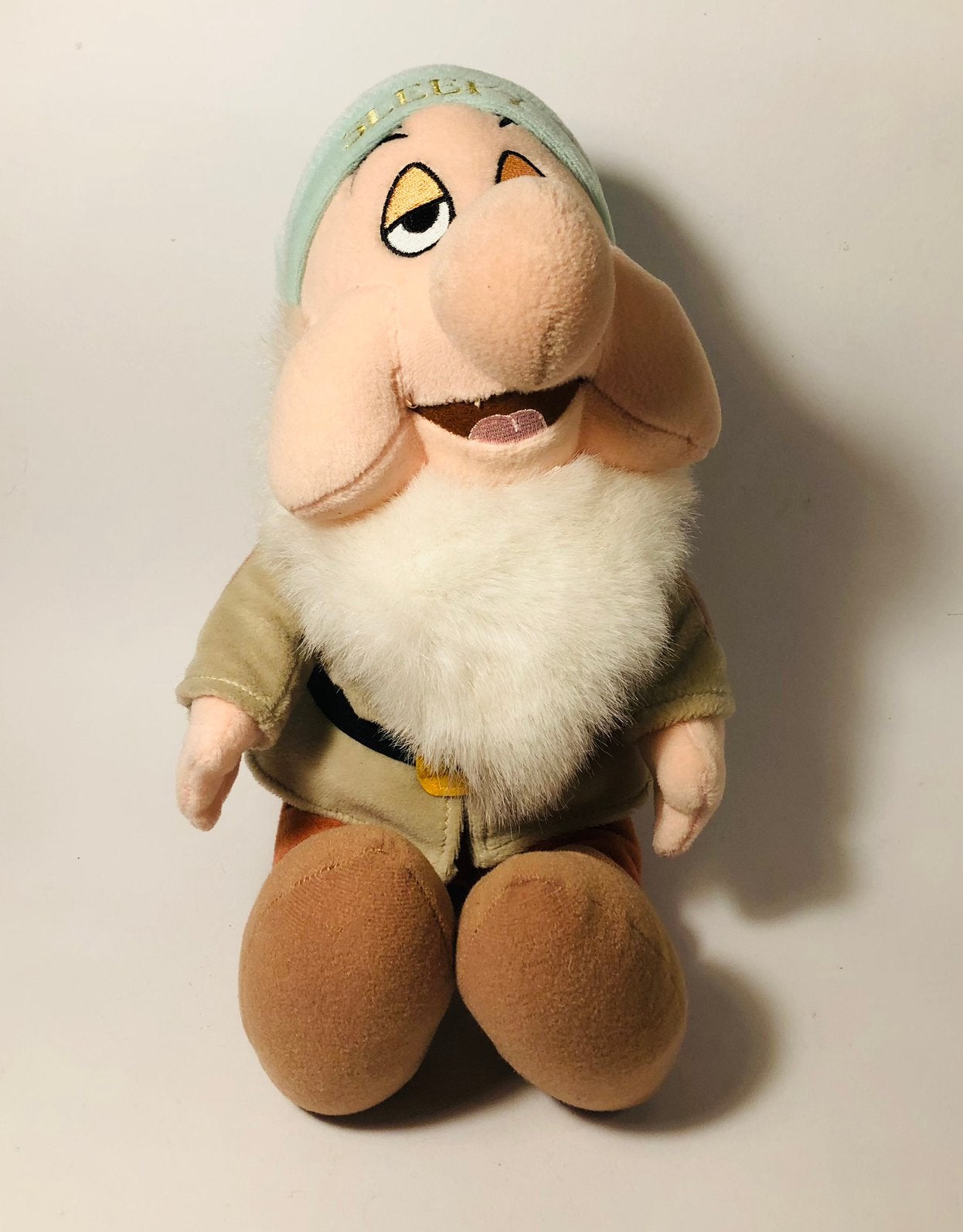 Leuke knuffel, ‘Sleepy’ Disney, dwerg van Sneeuwwitje, Verzamelen, Disney, Ophalen of Verzenden