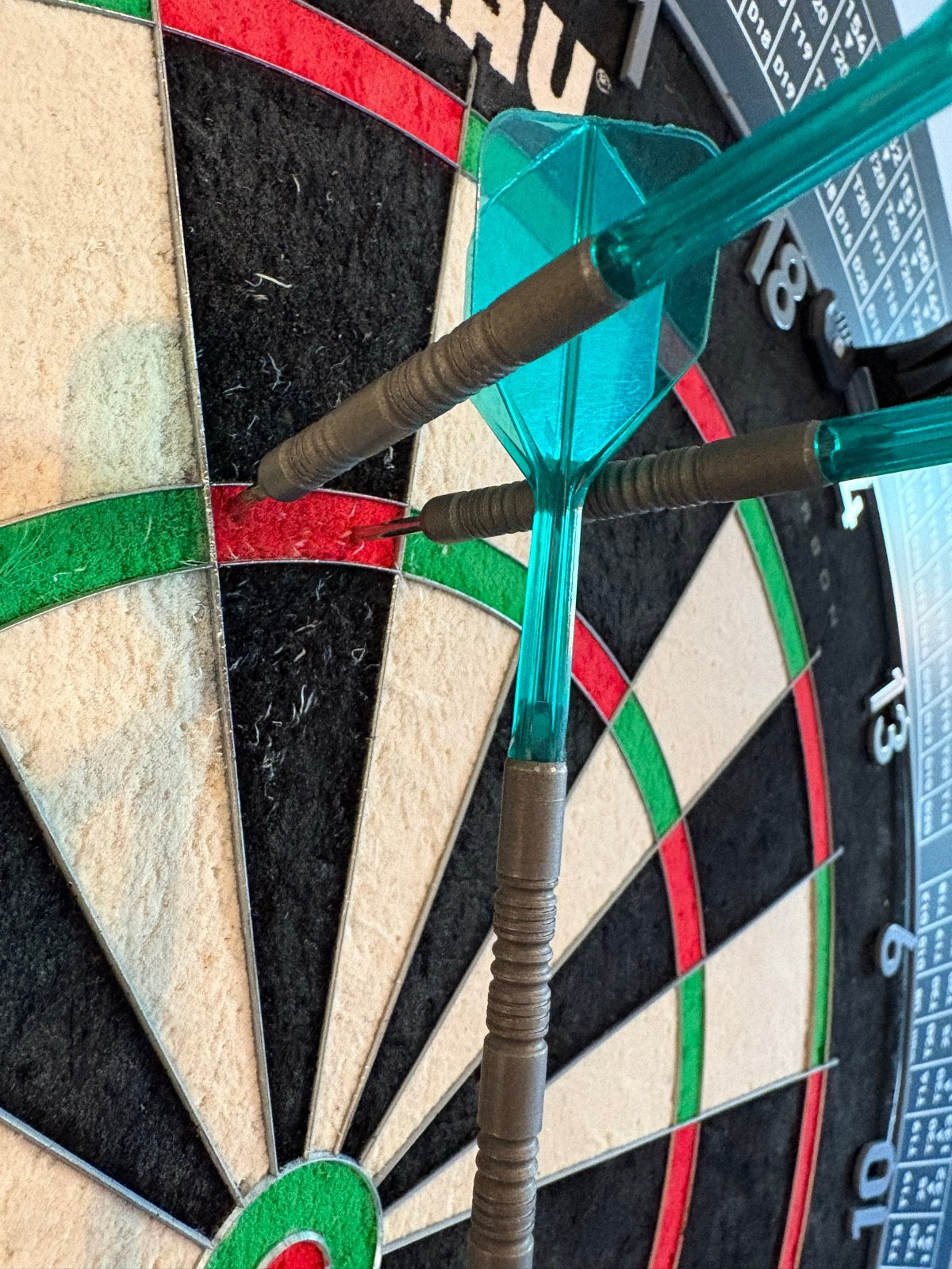 WINMAU MVG exact 23g, Sport en Fitness, Darts, Ophalen of Verzenden, Zo goed als nieuw, Dartbord met pijlen