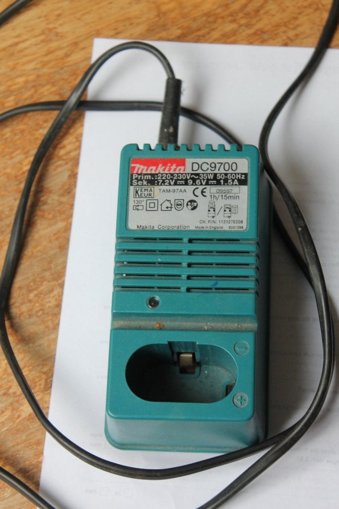 Foto 2 van gereedschap acculader Makita DC9700