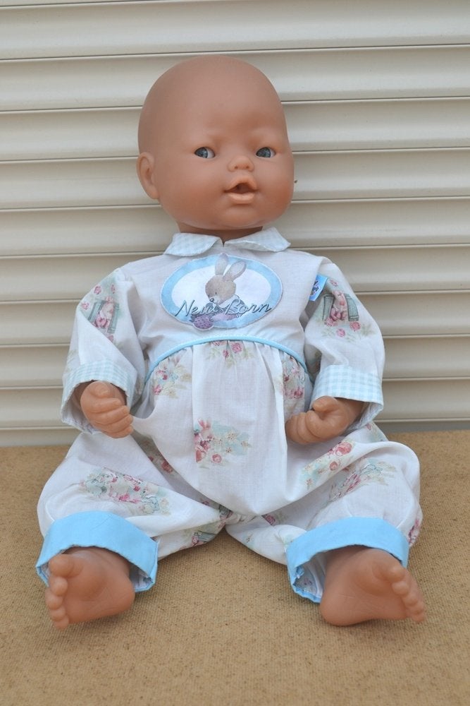 Mooie famosa baby pop met originele kleding NR 8755, Verzamelen, Poppen, Ophalen of Verzenden, Zo goed als nieuw, Babypop
