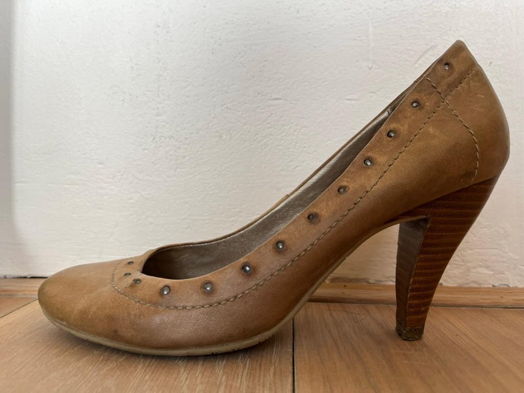 Preloved 39 Invito bruine pumps studs egf vintage houten hak, Pumps, Bruin, Ophalen of Verzenden, Zo goed als nieuw