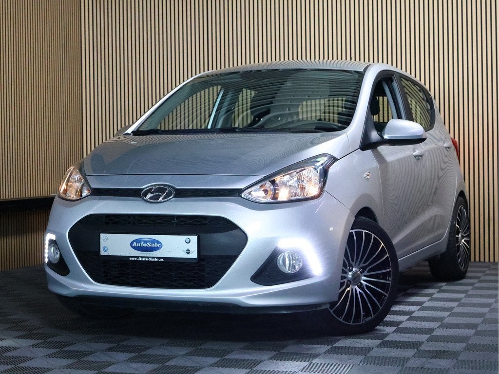Hyundai i10 1.0i Comfort 5p AUTOM CLIMATRONIC BT STOELVERWAR, Auto's, Stof, Gebruikt, Zwart, Start-stop-systeem