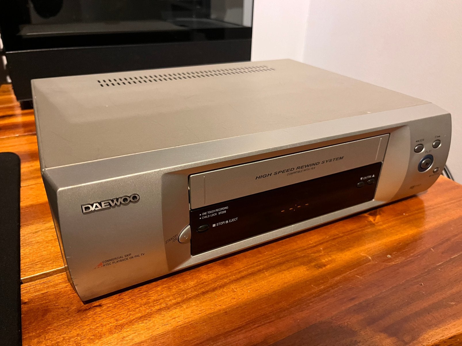 Daewoo ST220 VHS Videorecorder (Geen Afstandsbediening), Ophalen of Verzenden, Gebruikt, VHS-speler of -recorder