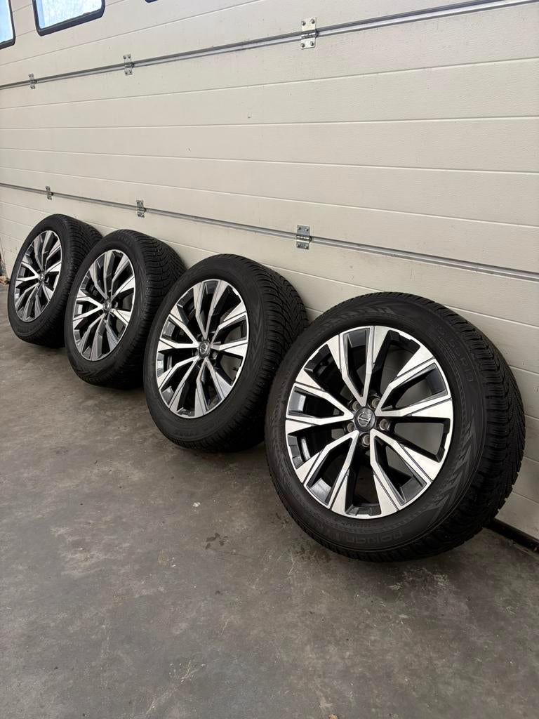 Volvo XC60 19 inch Inscription winterset Nokian 6+ mm, Gebruikt, Banden en Velgen, Winterbanden, 235 mm