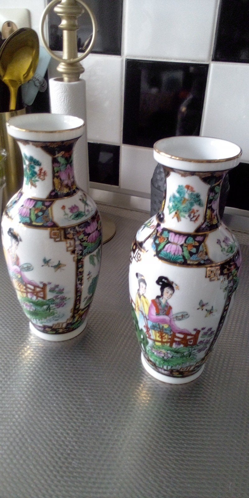 Set van 2 Chinese vazen - 26 cm hoog, Overige kleuren, Aardewerk of Porselein, Ophalen of Verzenden, Zo goed als nieuw