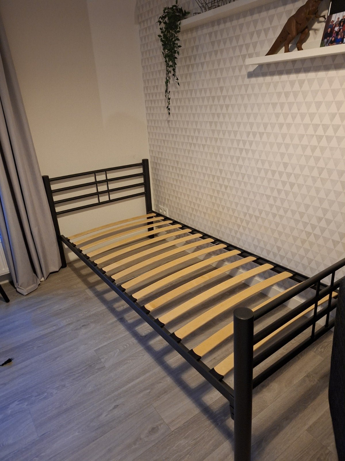 IKEA Eenpersoonsbed met lattenbodem - Zwart metaal, Ophalen, 90 cm, Eenpersoons, Zwart