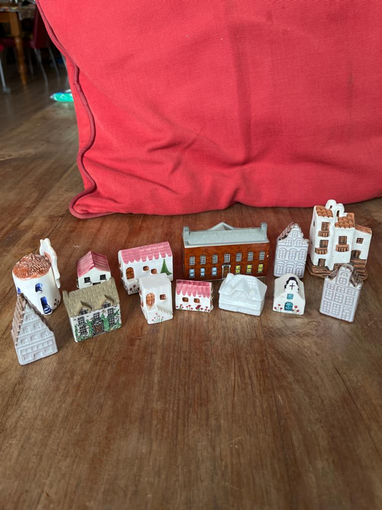 Verzameling van 13 miniatuur huisjes waaronder een molen, Ophalen of Verzenden, Zo goed als nieuw