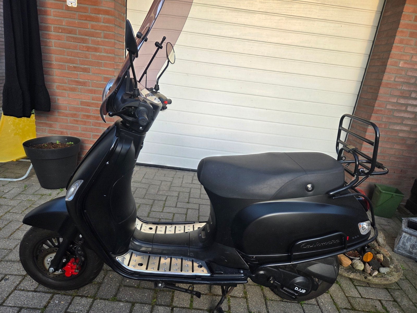 Zwarte DJJD Scooter - Zo goed als nieuw, Ophalen, Zo goed als nieuw, Benzine, Overige merken