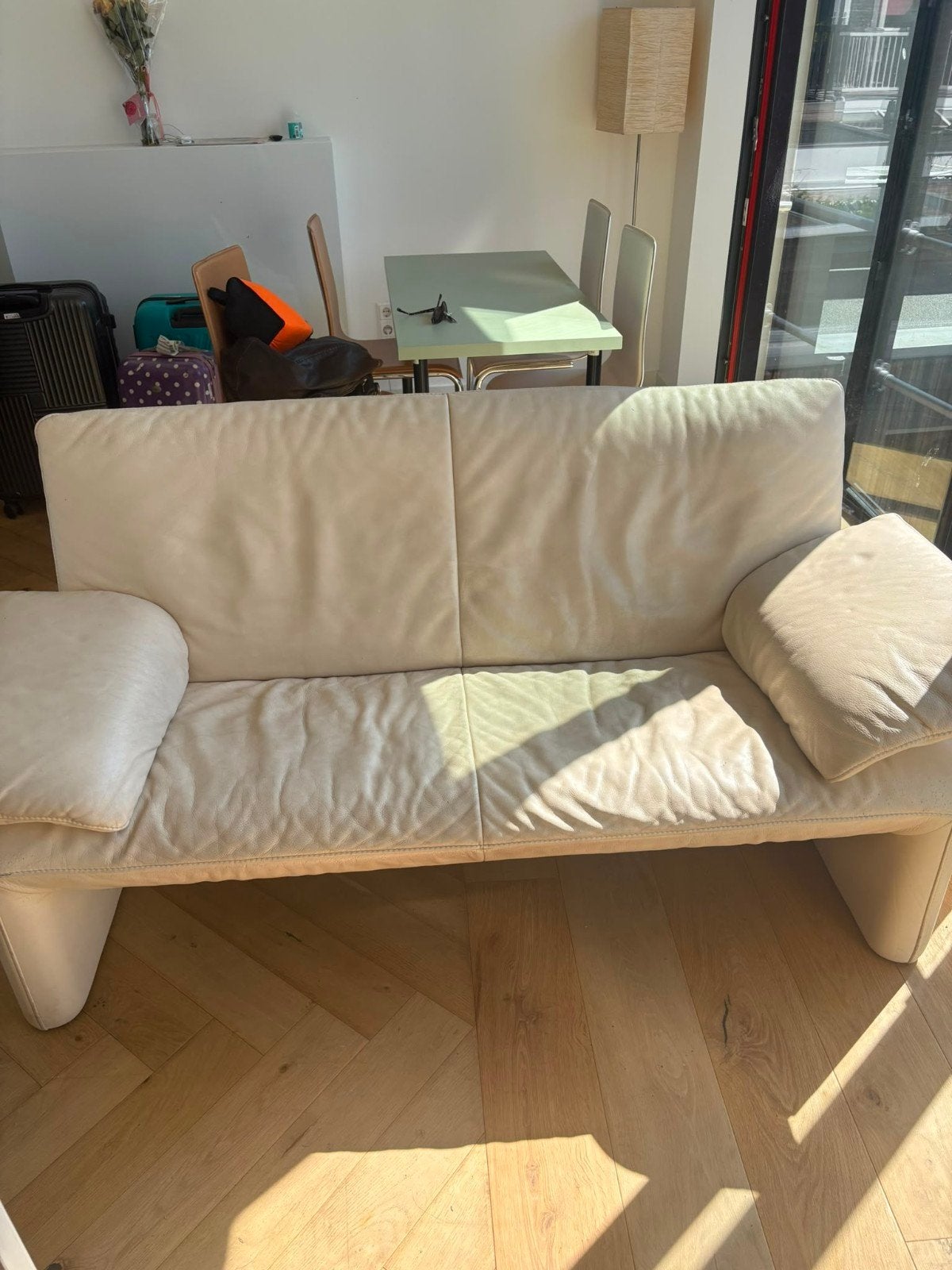 Comfortabele crème/beige lederen 2-zits bank – Nette staat, Huis en Inrichting, Banken | Bankstellen, Modern, Comfortabel, Gebruikt
