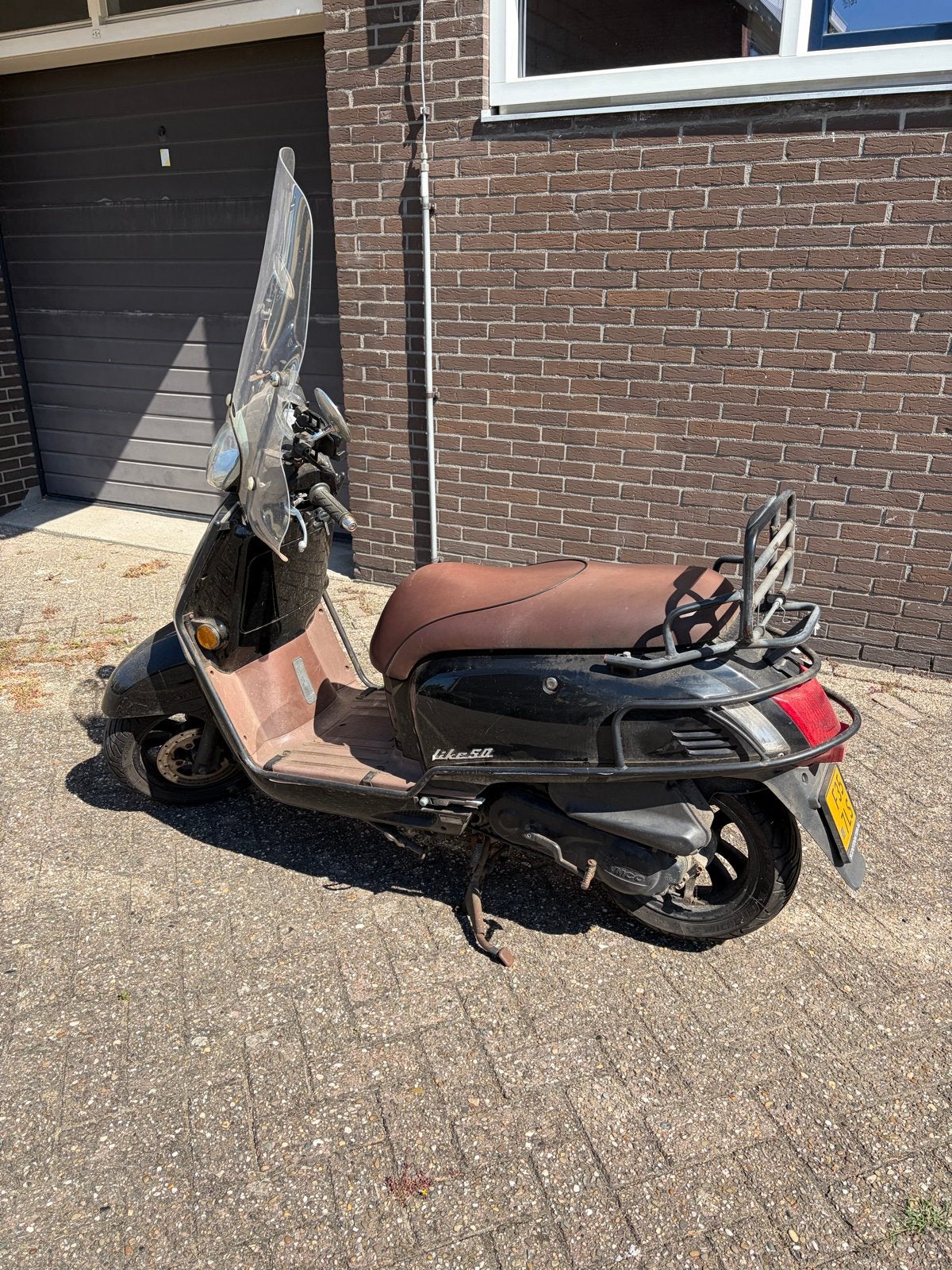 Kymco Like 50 scooter met slot, regenhoes en 2 helmen, Fietsen en Brommers, Scooters | Kymco, Ophalen, Gebruikt, Maximaal 45 km/u