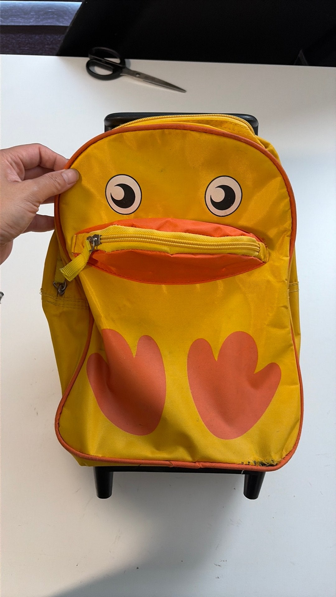 Kindertasje met wielen (gratis), Ophalen, Gebruikt, Hard kunststof, 70 cm of meer