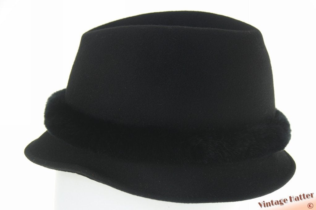 Vintage Dameshoed zwart vilt met rand en bloem van bont 56, Ophalen of Verzenden, Gedragen, 56 of 57 cm (M, 7 of 7⅛ inch), Hoed