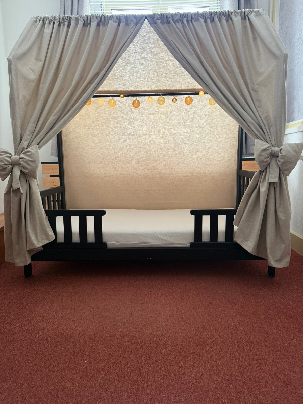 Kinderbed 140x75 cm incl. matras, gordijnen en lichtjes, Gebruikt, 70 tot 85 cm, 140 tot 160 cm, Ophalen