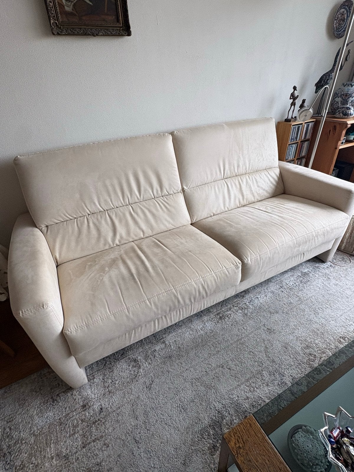 Roomwit suède bankstel, Huis en Inrichting, Ophalen, Gebruikt, Driepersoons, Rechte bank