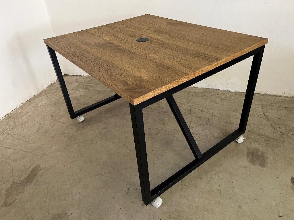 Mooie degelijke tafel op wielen zware kwaliteit  nieuwstaat, Huis en Inrichting, Bureaus, Ophalen, Zo goed als nieuw, Computerbureau